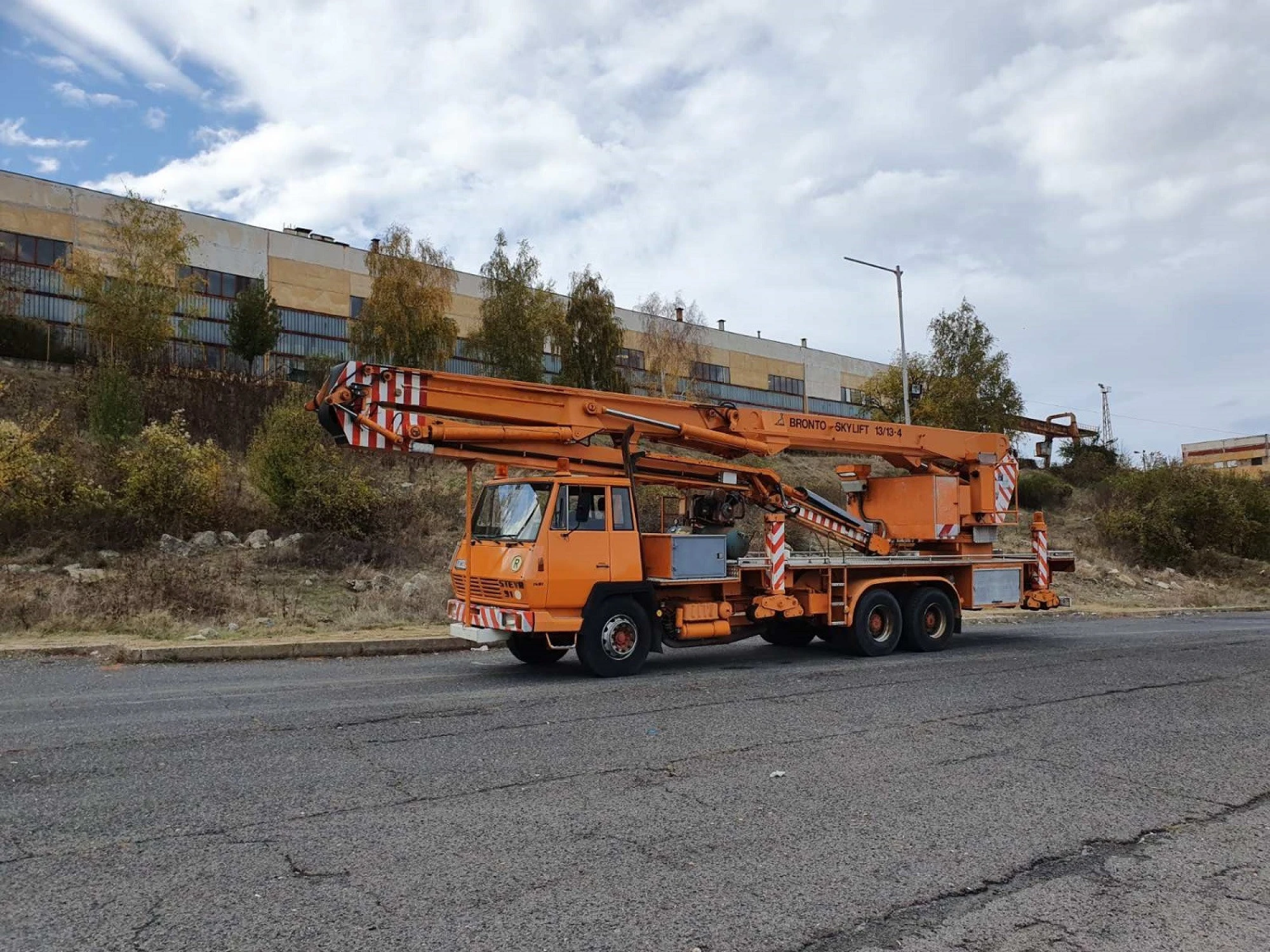 BRONTO SKYLIFT 13/13-4 / вишка за работа под мостове